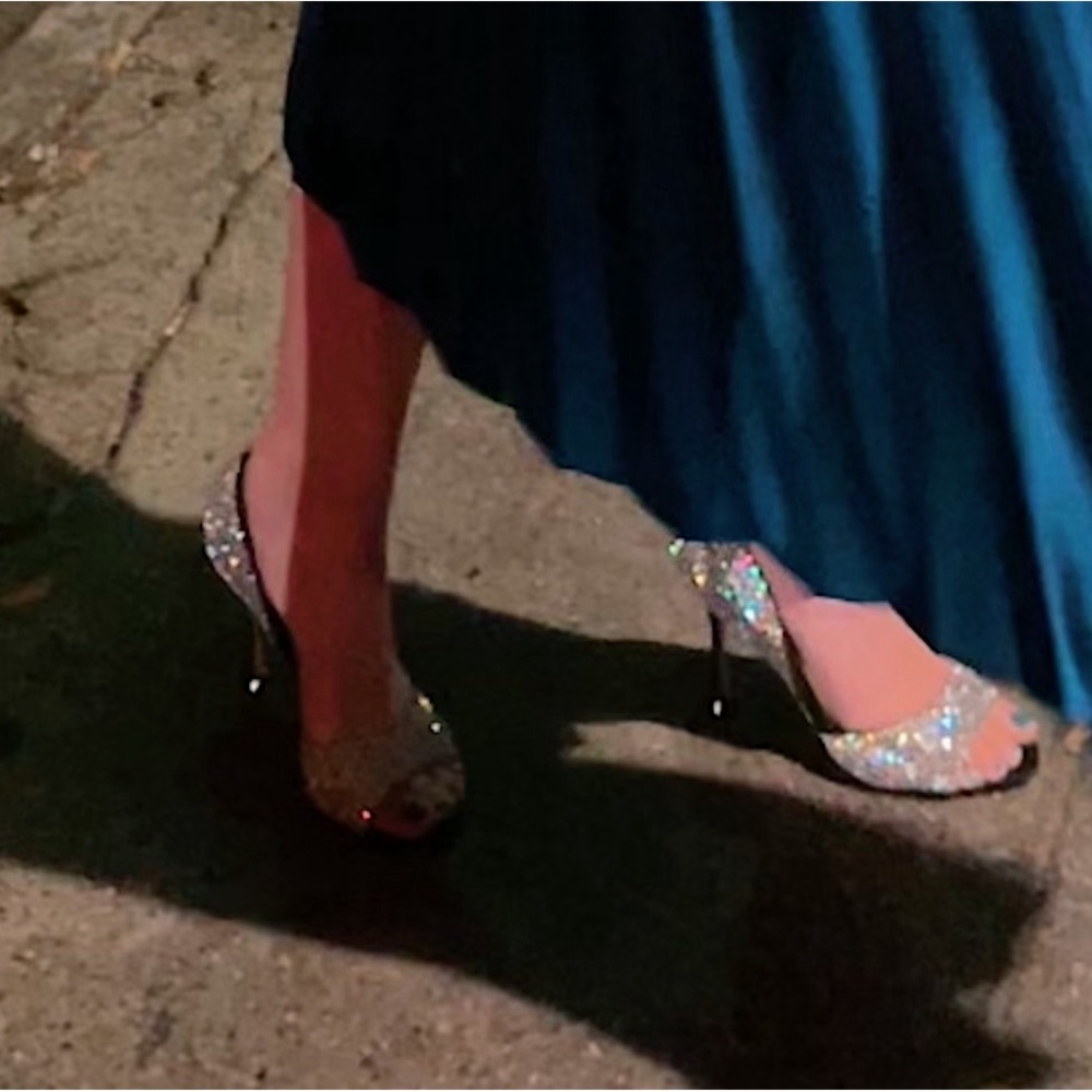 These pretty sparkly shoes r just too small ):